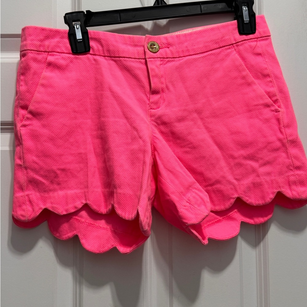 Lilly Pulitzer size 4 pink shorts with scalloped hem